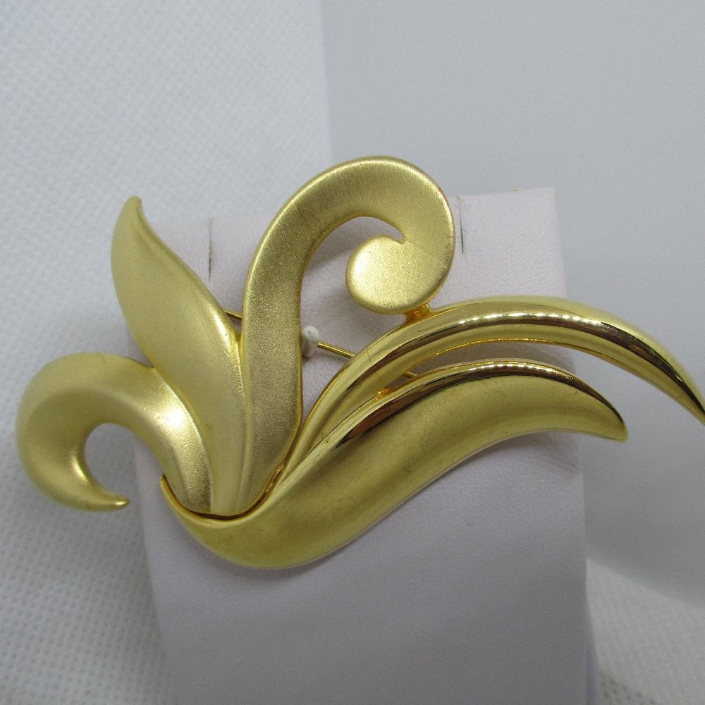 Large Casual Corner Swirl Brooch